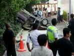 mobil-terjatuh_20160405_173008.jpg
