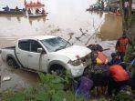 mobil-terjun-bebas-ke-sungai.jpg
