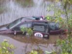 mobil-terjun-ke-danau_20160102_202934.jpg
