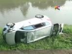 mobil-terjun-ke-sungai_20160830_161900.jpg