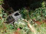 mobil-terperosok-ke-sungai.jpg