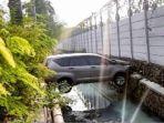 mobil-tersangkut-di-selokan-air-kalideres.jpg