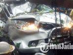 mobil-tertimpa-pohon-tumbang-seorang-tewas.jpg