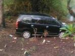 mobil-toyota-avanza-terparkir-di-tengah-kuburan.jpg