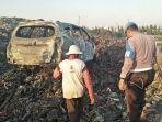 mobil-toyota-calya-yang-dibakar-oleh-pemiliknya-sendiri-di-tpa-ngipik-gresik-selasa.jpg