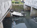 mobil-toyota-fortuner-terjun-ke-kali-di-kawasan-tebet.jpg