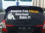 mobil-toyota-innova-pasang-stiker-ampun-pak-polisi-uang-kami-habis-tilang.jpg