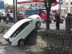 mobil-toyota-inova-masuk-sungai-di-wiyung-surabaya_20171228_141351.jpg