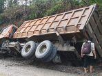 mobil-tronton-terguling_1.jpg