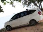 mobil-warna-putih-di-tepi-pantai.jpg