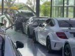 mobil-xpander-menabrak-showroom-mobil-mewah.jpg