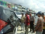 mobil-yang-diparkir-di-kedai-kopi-di-jalan-soekarno-hatta-pekanb_20171027_171250.jpg