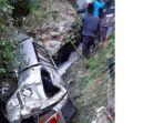 mobil-yang-ditumpangi-satu-keluarga-terjun-ke-jurang-setelah-mengalami-kecelakaan-tunggal.jpg