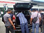 mobil-yang-kepung-kantor-leasing-digeledah_20160908_071552.jpg