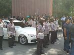 mobil-yang-mengangkut-neno-warisman-dikawal-polwan-di-gerbang-bandara-sultan-syarif-kasim-ii_20180825_212420.jpg