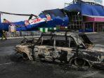 mobil-yang-rusak-di-depan-sebuah-pusat-perbelanjaan-ukraina.jpg