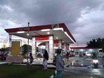 mobil-yang-sedang-mengisi-bahan-bakar-minyak-nyaris-terbakar.jpg