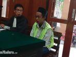 moch-rizal-terdakwa-penipuan-yang-mengaku-caleg-dpr-ri-saat-mendengarkan-dakwaan-di-pn-surabaya.jpg