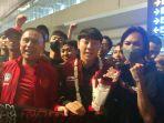 mochamad-iriawan-n-shin-tae-yong-disambut-suporter.jpg