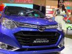 model-berpose-di-samping-mobil-daihatsu-sigra-yang-dipamerkan-pada-ajang-giias.jpg