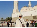 model-catherine-wilson-saat-ibadah-umrah.jpg