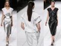 model-memeragakan-busana-issey-miyake-di-paris-fashion-week.jpg
