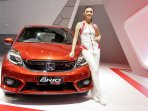 model-seksi-tawarkan-honda-all-brio-rs-di-pameran-iims-2016_20160408_130406.jpg