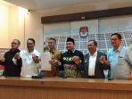 moderator-panggung-debat.jpg