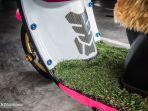 modifikasi-honda-scoopy-nyentrik-warna-pink-jok-bulu-karpet-rumput.jpg