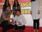 mohamad-hikmat-seorang-tuna-daksa-yang-lolos-cpns-pemprov-jatengjpg.jpg