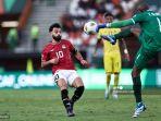 mohamed-salah-kiri-berebut-bola-dengan-kiper-mozambik.jpg
