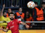 mohamed-salah-menatap-bola-saat-pertandingan-sepak-bola-leg-kedua-semifinal-liga-champions.jpg