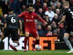 mohamed-salah-tengah-bersaing-dengan-bek-arsenal.jpg