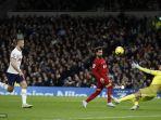 mohamed-salah-tengah-mencetak-gol-kedua-timnya-melewati-kiper-tottenham.jpg
