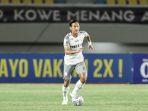 mohammad-kanu-helmiawan-beraksi-dengan-seragam-persis-solo.jpg