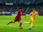 mohammad-salah-mencoba-melewati-kiper-salzburg-stankovic.jpg