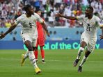 mohammed-salisu-rayakan-gol-pertama-timnas-ghana_20221128_203632.jpg