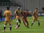 mohammed-sissoko-berusaha-lewati-pamain-persiba_20170729_150320.jpg