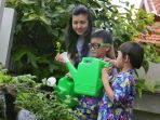 mom-and-kids-mengajarkan-anak-berkebun_20200307_171327.jpg