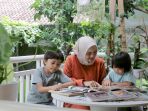 mom-and-kids-mengajarkan-anak-membaca_20211120_153032.jpg