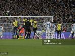 momem-messi-cetak-gol-tendangan-bebas.jpg