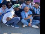 momen-beberapa-suporter-timnas-argentina-nonbar-lewat-ponsel-dari-luar-stadion-lusail.jpg