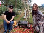 momen-bunda-corla-ziarah-ke-makam-olga-syahputra-ditemani-ruben-onsu.jpg