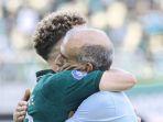momen-fernando-dan-ze-valente-berpelukan-pasca-persebaya-vs-arema-fc.jpg