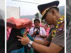 momen-haru-cepi-noval-dan-gadis-penjual-kue.jpg