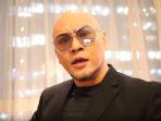 momen-haru-deddy-corbuzier-saat-kedatangan-tamu-spesial-di-hitam-putih.jpg