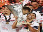 momen-jesus-navas-selaku-kapten-sevilla-mengangkat-trofi-juara-liga-europa-musim-20192020.jpg