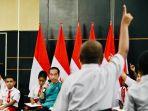 momen-jokowi-beri-kuis-matematika-berhadiah-sepeda-untuk-anak-anak-papua.jpg