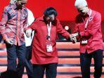 momen-jokowo-ganjar-gandeng-tangan-megawati.jpg