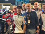 momen-jose-mourinho-saat-bertemu-miguel-oliveira-di-motogp-portugal-2024.jpg